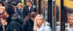 Umsteigen. Die S-Bahn war besonders gefordert, die Züge waren voll. Zeitweise geriet der Fahrplan auf der Stadtbahn durcheinander. 