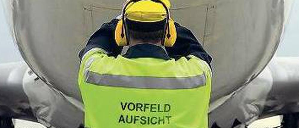Parken statt starten. Die Gewerkschaft der Flugsicherung hat 200 Vorfeldlotsen, Flugzeugeinweiser und Disponenten zu einer 24-stündigen Arbeitsniederlegung aufgerufen. 