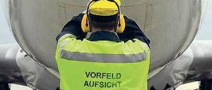 Parken statt starten. Die Gewerkschaft der Flugsicherung hat 200 Vorfeldlotsen, Flugzeugeinweiser und Disponenten zu einer 24-stündigen Arbeitsniederlegung aufgerufen.