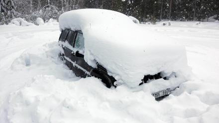 Das eingeschneite Auto. Der Schnee schützte den Mann vor der Kälte.
