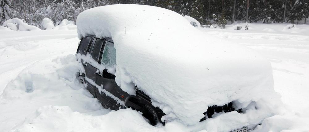 Das eingeschneite Auto. Der Schnee schützte den Mann vor der Kälte.