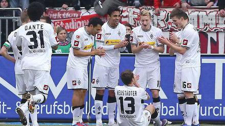 Die Gladbacher bejubeln gemeinsam ihre 2:0-Führung. In der zweiten Halbzeit wurde es aber noch mal eng.