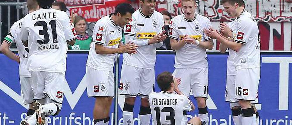Die Gladbacher bejubeln gemeinsam ihre 2:0-Führung. In der zweiten Halbzeit wurde es aber noch mal eng.