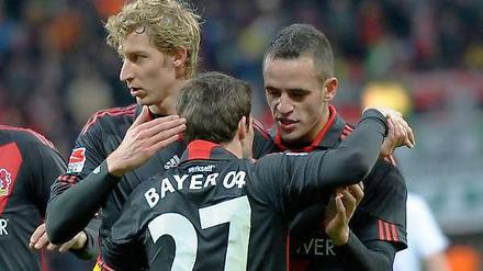 Stefan Kießling (l.) erzielte beim 4:1-Sieg gegen den FC Augsburg zwei Tore, Gonzalo Castro (v.) steuerte ebenfalls einen Treffer bei.
