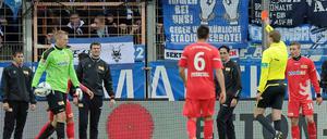 Schiedsrichter Martin Petersen zeigt versehentlich Unions Tijani Belaid (verdeckt l.) die Rote Karte, später korrigierte er auf Unions Christoph Menz (r.). Trotz der Unterzahl kam Union zurück und glich zum 2:2 aus, doch am Ende stand eine unglückliche 2:4-Niederlage.