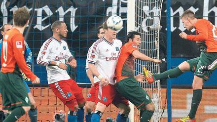 Kopf, Ball, Tor. Tom Trybull (ganz rechts) erzielt in Hamburg das 2:0 für Werder Bremen.