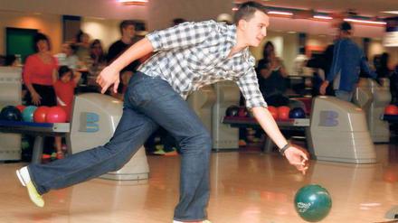 Strike statt Streik. Wohl dem, der nahe einer Bowlingbahn wohnt. Foto: AP/dapd