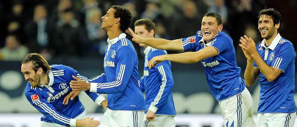 Die Schalker Christian Fuchs (l.) Raul (r.) und Kyriakos Papadopoulos (2.v.r.) feiern Joel Matips (2.v.l.) Hacken-Tor zur 2:0-Führung.