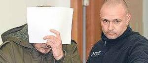 Vater auf der Anklagebank. Der 40-Jährige (l.) muss sich wegen des Tods seiner beiden Töchter verantworten.