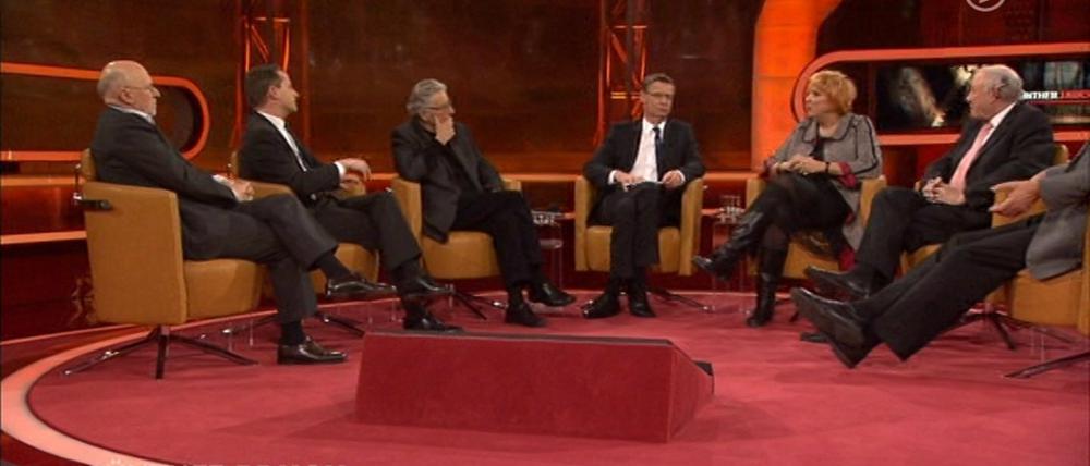 Im Rücktritts-Talk: Dirk Rossmann (v.l.n.r.), Nikolaus Blome, Gerhart Baum, Günther Jauch, Claudia Roth, Günther Beckstein und nicht mehr ganz im Bild Hans Herbert von Arnim-