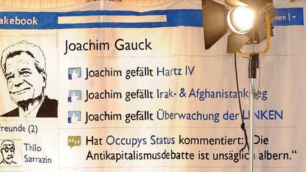 Hartz-IV-, Kriegs- und Überwachungsbefürworter: Wie auf diesem Protestplakat in Facebookoptik sehen viele im Netz Joachim Gauck.