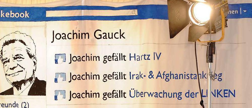 Hartz-IV-, Kriegs- und Überwachungsbefürworter: Wie auf diesem Protestplakat in Facebookoptik sehen viele im Netz Joachim Gauck.