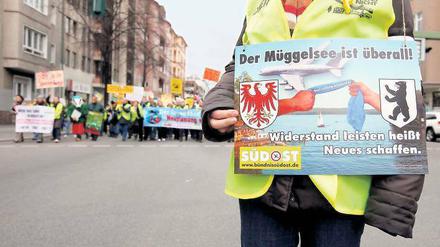 Massenweise Proteste. Betroffene lärmten gestern in der City West gegen die aktuellen Flugrouten. 