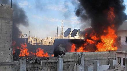 Homs brennt. Schon seit Wochen befindet sich die Rebellenhochburg im Visier des Regimes.