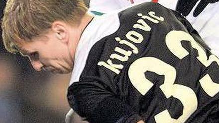 Nicht zu halten. Torwart Kujovic (u.) wirft sich Hannovers Diouf in den Weg. Foto: dpa