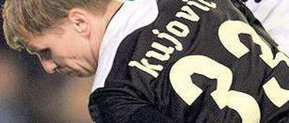 Nicht zu halten. Torwart Kujovic (u.) wirft sich Hannovers Diouf in den Weg. Foto: dpa