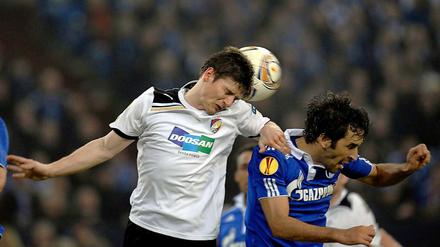 Zweikampf: Raul (rechts) gegen Pilsens Frantisek Sevinsky. 