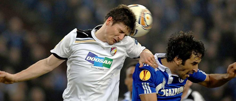 Zweikampf: Raul (rechts) gegen Pilsens Frantisek Sevinsky. 