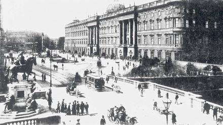 Rondell. An der Rathausbrücke, hier mit dem Reiterstandbild des Großen Kurfürsten (li.), soll die Schlossfassade nach dem historischen Vorbild abgerundet gestaltet werden. 