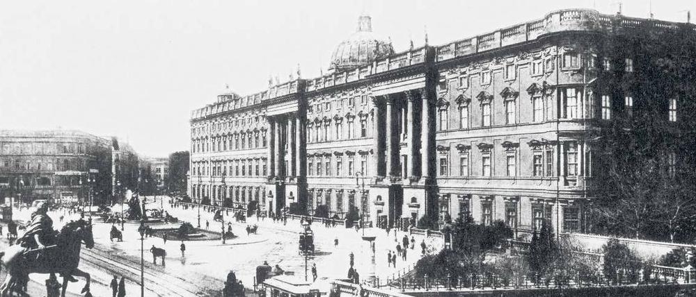 Rondell. An der Rathausbrücke, hier mit dem Reiterstandbild des Großen Kurfürsten (li.), soll die Schlossfassade nach dem historischen Vorbild abgerundet gestaltet werden. 