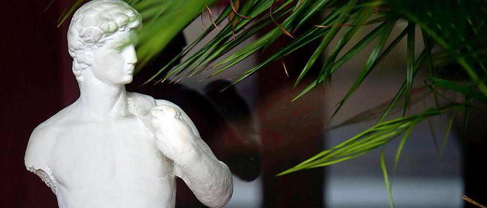 Griechenland soll ein zweites Hilfspaket bekommen. Jetzt geht die griechische Regierung aber auch an Auslandskonten reicher Unternehmer ran.