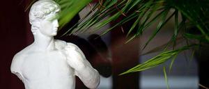 Griechenland soll ein zweites Hilfspaket bekommen. Jetzt geht die griechische Regierung aber auch an Auslandskonten reicher Unternehmer ran.