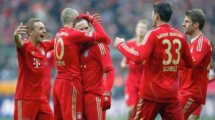 Streicheleinheiten für den Buh-Mann: Bayerns Spieler jubeln mit dem zuletzt kritisierten Doppeltorschützen Franck Ribéry (M.)