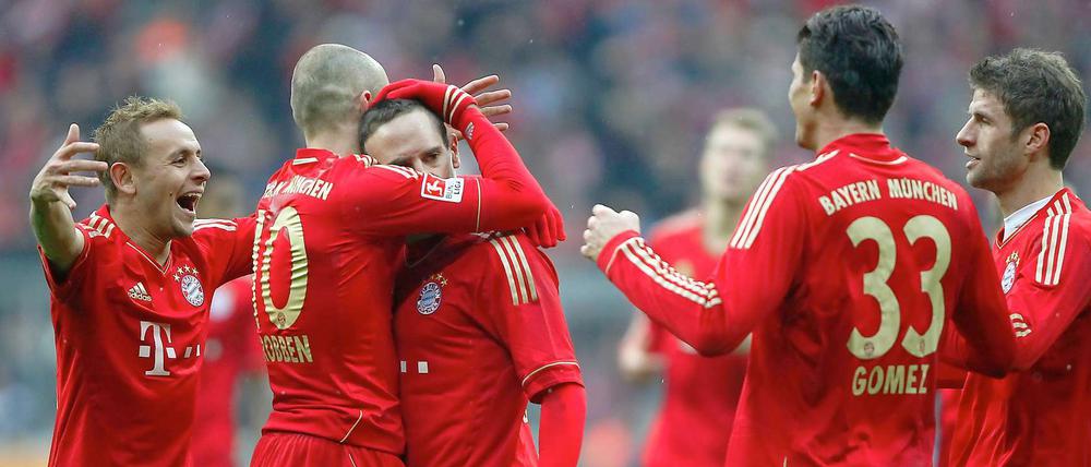 Streicheleinheiten für den Buh-Mann: Bayerns Spieler jubeln mit dem zuletzt kritisierten Doppeltorschützen Franck Ribéry (M.)