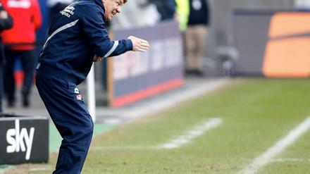 Gestenreich am Rand: Otto Rehhagel versucht seinen Spielern zu zeigen, wie es gehen könnte.