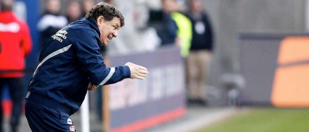 Gestenreich am Rand: Otto Rehhagel versucht seinen Spielern zu zeigen, wie es gehen könnte.