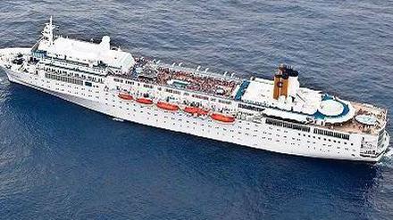Passagiere müssen an Deck schlafen. Die manövrierunfähige „Costa Allegra“. 