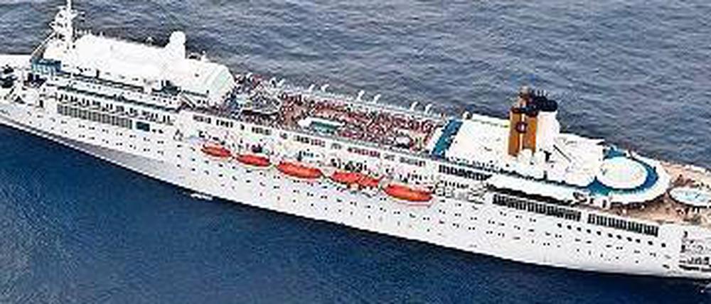 Passagiere müssen an Deck schlafen. Die manövrierunfähige „Costa Allegra“. 