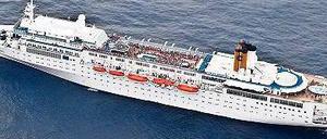 Passagiere müssen an Deck schlafen. Die manövrierunfähige „Costa Allegra“. 