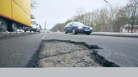 Die Schlaglöcher lassen Berlins Straßen wie Kraterlandschaften aussehen.