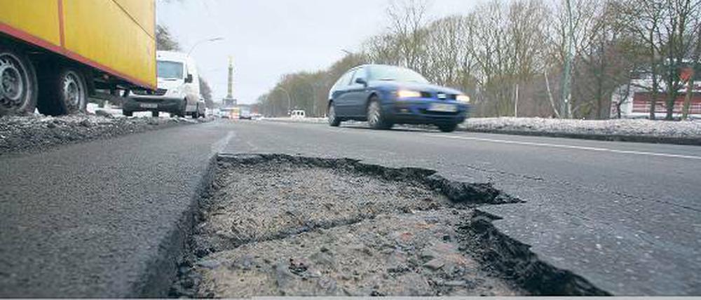 Die Schlaglöcher lassen Berlins Straßen wie Kraterlandschaften aussehen.