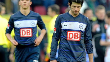 Wo bitte geht’s nach oben? Lewan Kobiaschwili (vorn) und Alfredo Morales sind mit Hertha voll im Negativtrend. 1:14 Tore und null Punkte gab es in den sechs Spielen nach der Winterpause. 