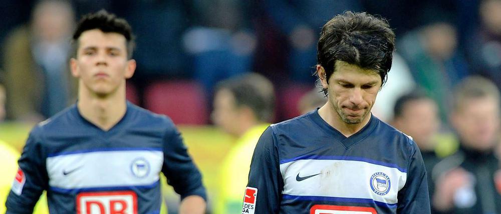 Wo bitte geht’s nach oben? Lewan Kobiaschwili (vorn) und Alfredo Morales sind mit Hertha voll im Negativtrend. 1:14 Tore und null Punkte gab es in den sechs Spielen nach der Winterpause. 