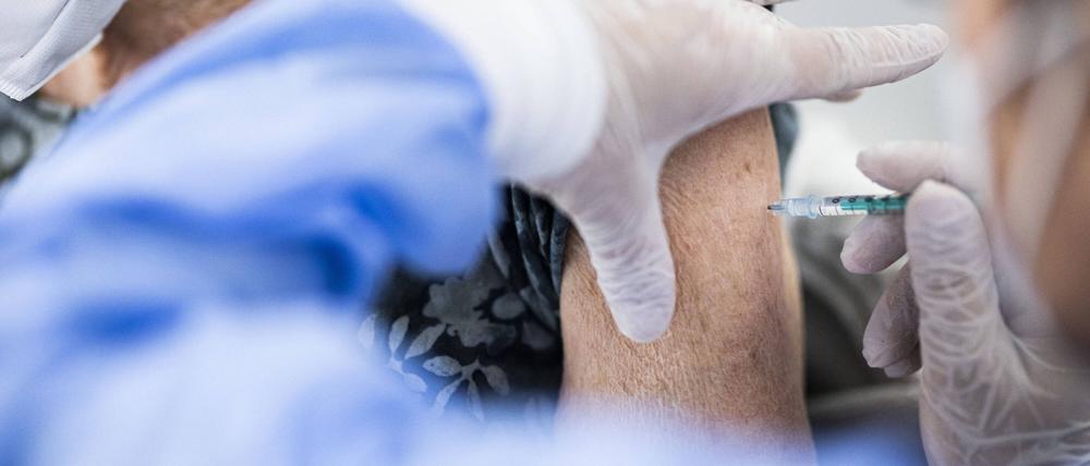 Der Schutz durch Impfungen gegen Sars-Cov-2 nimmt mit der Zeit ab.