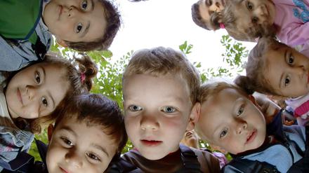 Und wo ist unser Erzieher? Zu viele Kinder bevölkern offenbar Berlins Kitas.
