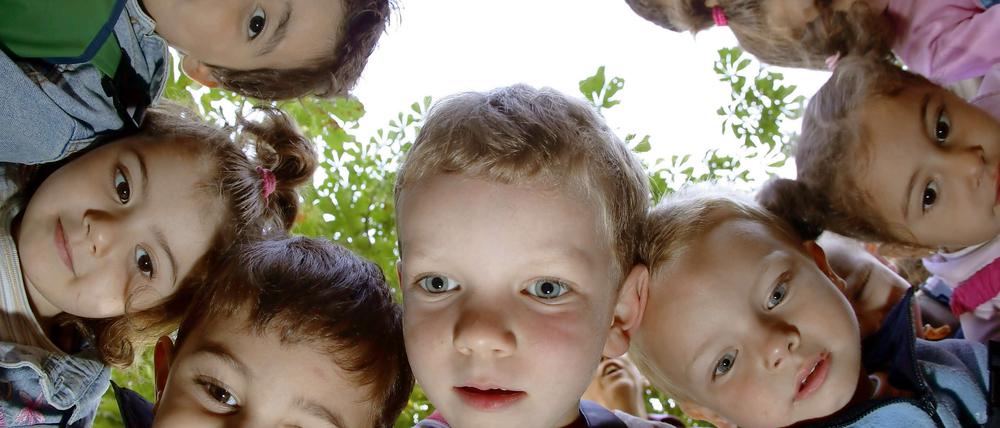 Und wo ist unser Erzieher? Zu viele Kinder bevölkern offenbar Berlins Kitas.