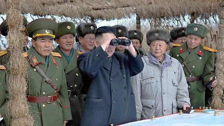 Nordkoreas Führer Kim Jong Un mit Gefolgsleuten. 