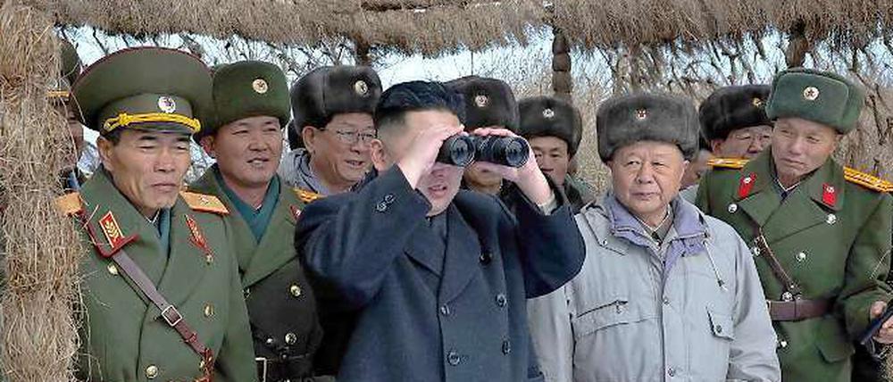 Nordkoreas Führer Kim Jong Un mit Gefolgsleuten. 