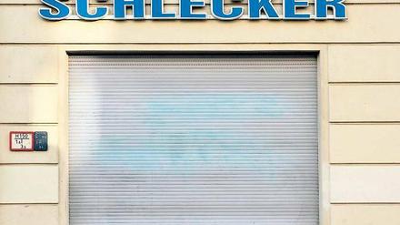 Laden dicht. Welche Märkte dichtgemacht werden, muss Insolvenzverwalter Arndt Geiwitz nun mit Betriebsräten und Gewerkschaften aushandeln. Auch in Berlin zittern die Mitarbeiter. Foto: dpa
