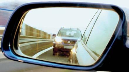 Drängelei. Einfacher und gerechter soll das Punktesystem künftig werden. Wer rast und drängelt, riskiert seinen Führerschein nun noch schneller. Foto: Marcus Führer/dpa