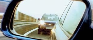 Drängelei. Einfacher und gerechter soll das Punktesystem künftig werden. Wer rast und drängelt, riskiert seinen Führerschein nun noch schneller. Foto: Marcus Führer/dpa