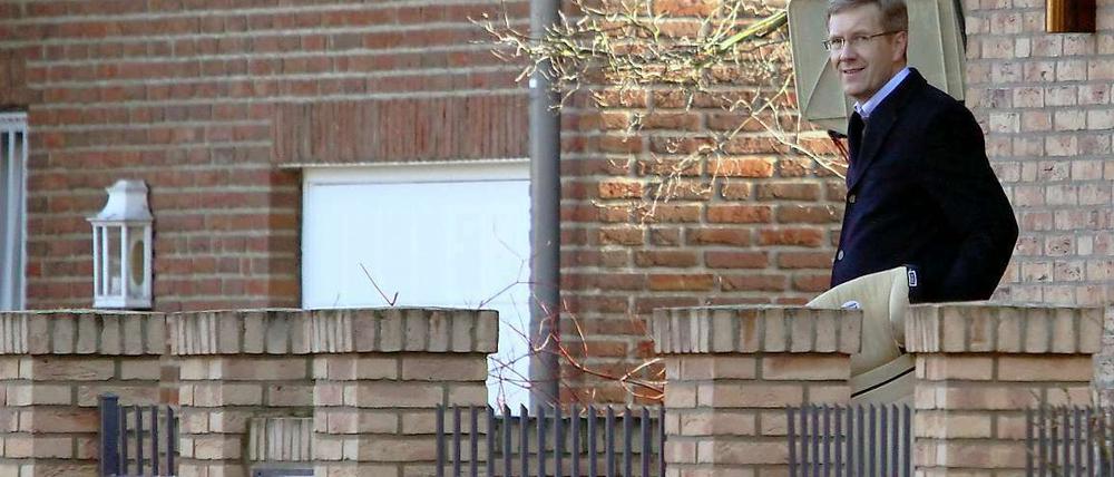 Der ehemalige Bundespräsident Christian Wulff am Montag in Großburgwedel mit seinem Sohn. Die Staatsanwaltschaft Hannover wird die eingeleiteten Ermittlungen gegen Wulff mit Nachdruck vorantreiben
