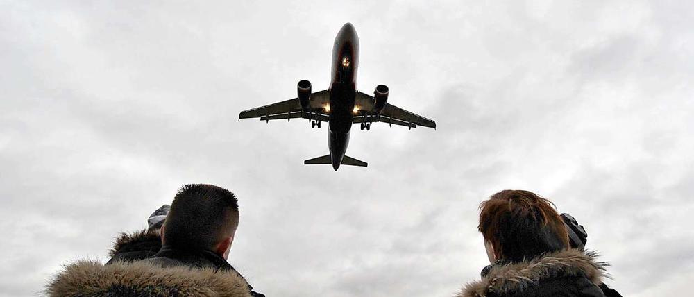 Flughafenbetreiber und Verkehrsministerium streiten sich darum, wie viel Lärm für die Anwohner am neuen Flughafen Schönefeld zumutbar ist.