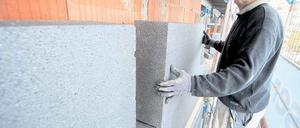 Wichtige Sanierung. Styroporplatten an der Fassade dienen der Wärmedämmung und helfen somit beim Energiesparen. Noch ist die Bundesregierung von der beabsichtigten Verdopplung der Quote bei energetischen Gebäudesanierungen weit entfernt. Foto: dpa/Armin Weigel
