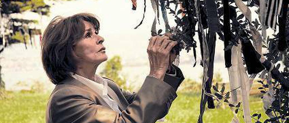 Band der Erinnerung. Dr. Eva Maria Prohacek (Senta Berger) gedenkt der auf dem Weg nach Europa umgekommenen Flüchtlinge. Foto: ZDF