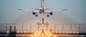 Landung nahe der Grenze. Die Berliner Flughäfen wie der in Schönefeld werden mittlerweile von vielen Polen genutzt. Foto: dpa/Patrick Pleul